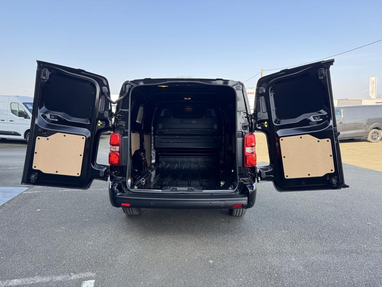 Citroen Jumpy 2 PLACES XL 2.0 BLUEHDI 180CH S&S PACK PREMIUM CONNECT EAT8 - فان: صور 2 Citroen Jumpy 2 PLACES XL 2.0 BLUEHDI 180CH S&S PACK PREMIUM CONNECT EAT8 - فان: صور 2