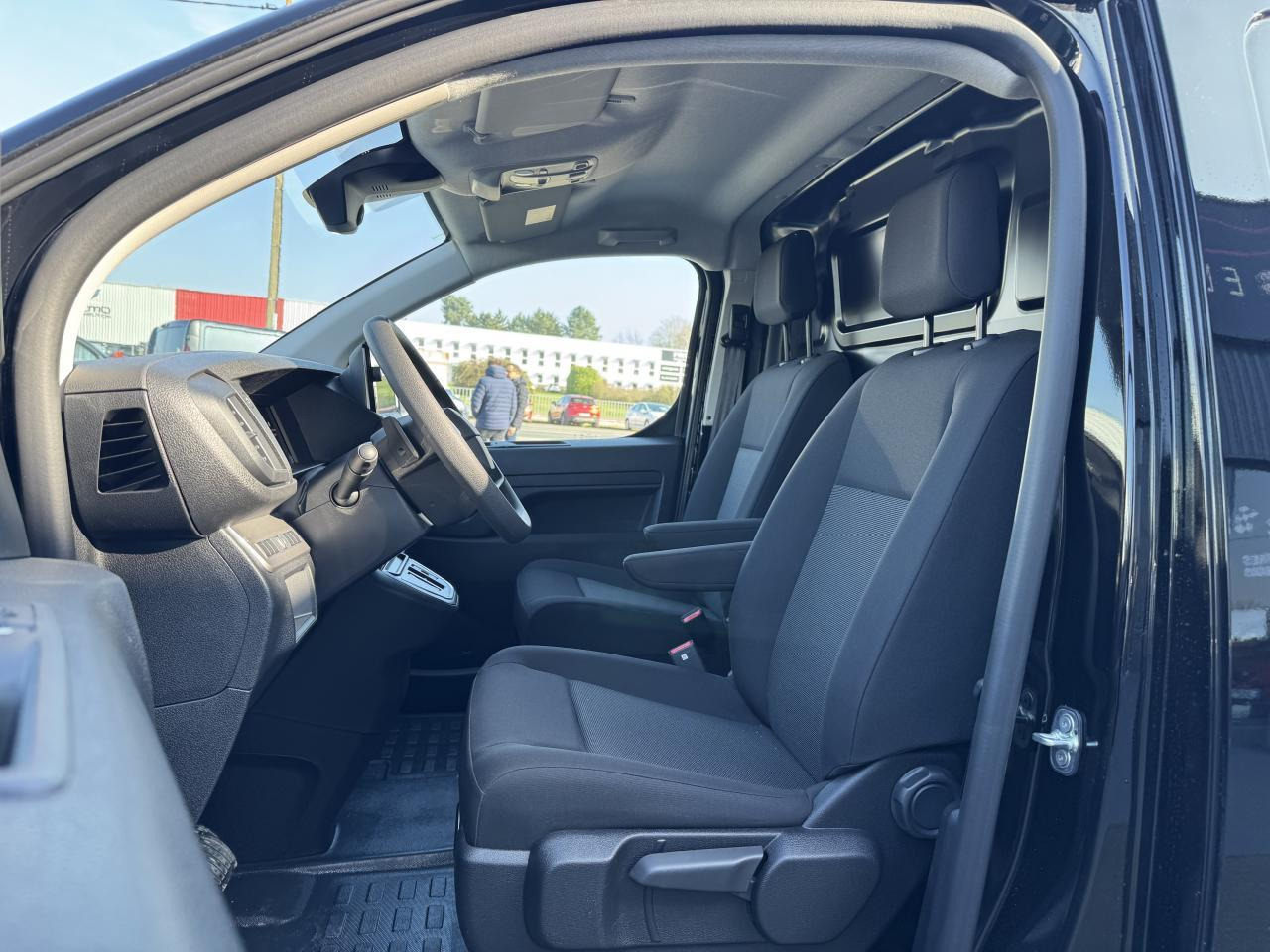Citroen Jumpy 2 PLACES XL 2.0 BLUEHDI 180CH S&S PACK PREMIUM CONNECT EAT8 - فان: صور 4 Citroen Jumpy 2 PLACES XL 2.0 BLUEHDI 180CH S&S PACK PREMIUM CONNECT EAT8 - فان: صور 4