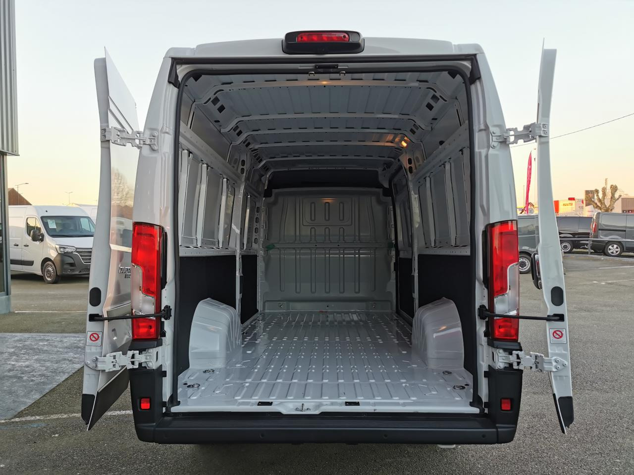 FIAT Ducato Tôlé Maxi 3.5 XL H2 2.2 - 140 S&S III FOURGON TOLE Fourgon Tôlé - فان: صور 3 FIAT Ducato Tôlé Maxi 3.5 XL H2 2.2 - 140 S&S III FOURGON TOLE Fourgon Tôlé - فان: صور 3