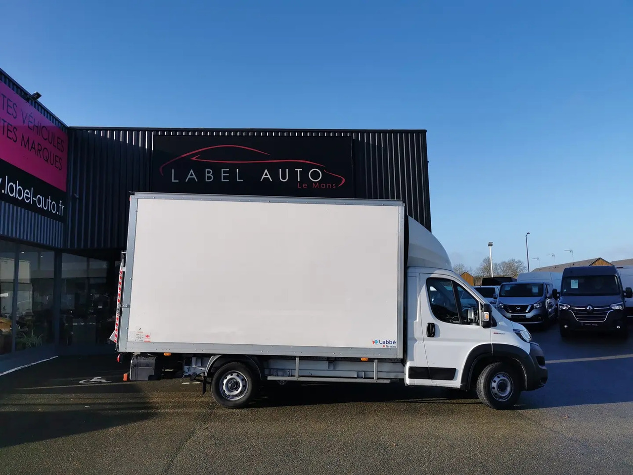 Fiat Ducato 3.5 L H3-POWER 140CH MAXI HEAVY DUTY CAISSE 20M³ + HAYON 750KG + AUVENT PACK PRO - الشاحنات الصغيرة صندوق مغلق: صور 1 Fiat Ducato 3.5 L H3-POWER 140CH MAXI HEAVY DUTY CAISSE 20M³ + HAYON 750KG + AUVENT PACK PRO - الشاحنات الصغيرة صندوق مغلق: صور 1