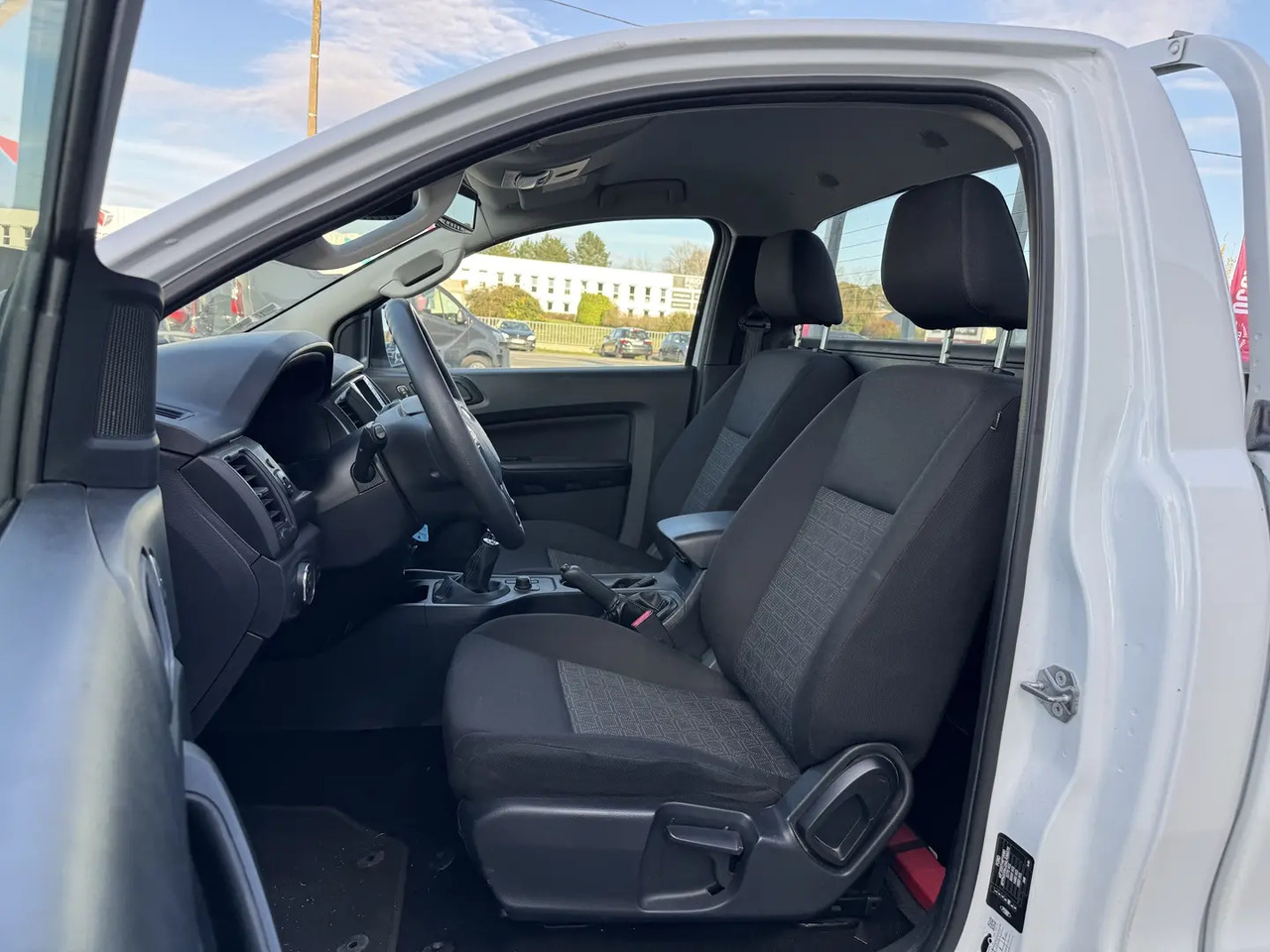 Ford Ranger 2.0 TDCI 170CH SIMPLE CABINE XL - شاحنة البيك أب: صور 5 Ford Ranger 2.0 TDCI 170CH SIMPLE CABINE XL - شاحنة البيك أب: صور 5
