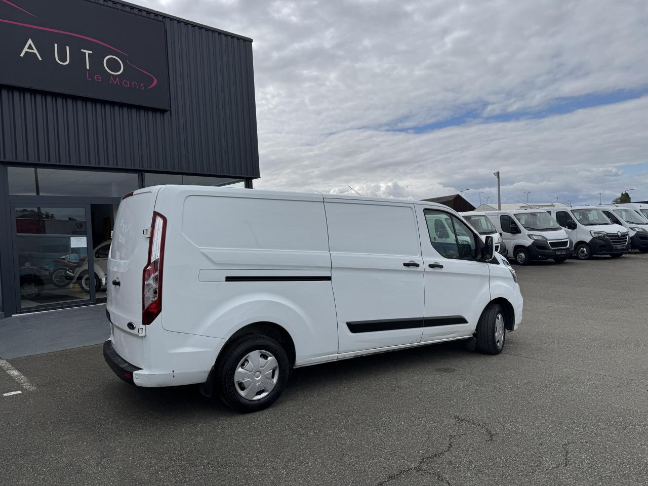 Ford Transit Custom 300 L2H1 2.0 ECOBLUE 130 HYBRID TREND BUSINESS - فان: صور 5 Ford Transit Custom 300 L2H1 2.0 ECOBLUE 130 HYBRID TREND BUSINESS - فان: صور 5