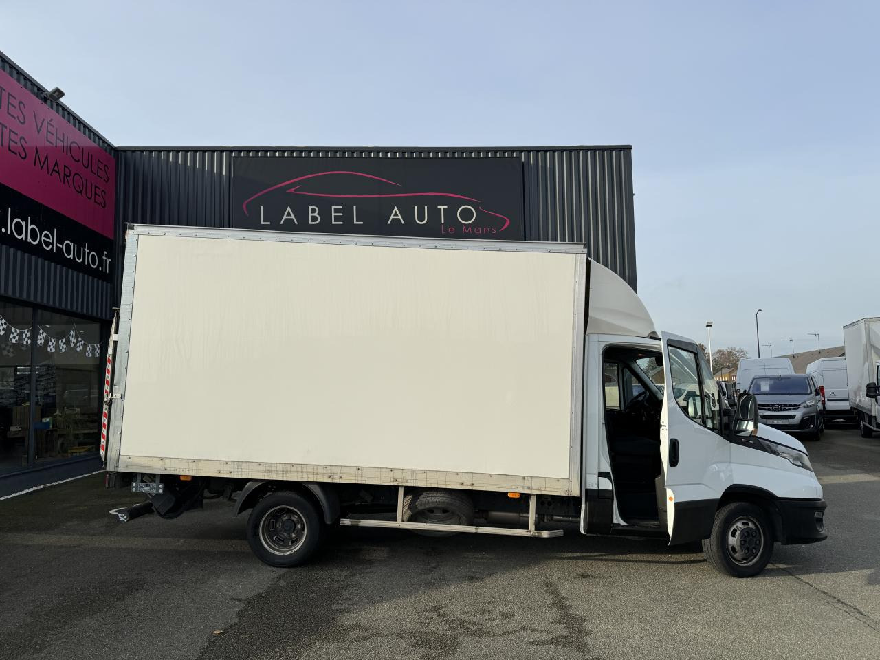 IVECO Daily 35 C 16H3.0 - BV Hi-Matic (Quad-Tor) CHASSIS CABINE 2014 35C/35S Chassis cabine 35 C Epmt.4.1 - الشاحنات الصغيرة صندوق مغلق: صور 1 IVECO Daily 35 C 16H3.0 - BV Hi-Matic (Quad-Tor) CHASSIS CABINE 2014 35C/35S Chassis cabine 35 C Epmt.4.1 - الشاحنات الصغيرة صندوق مغلق: صور 1