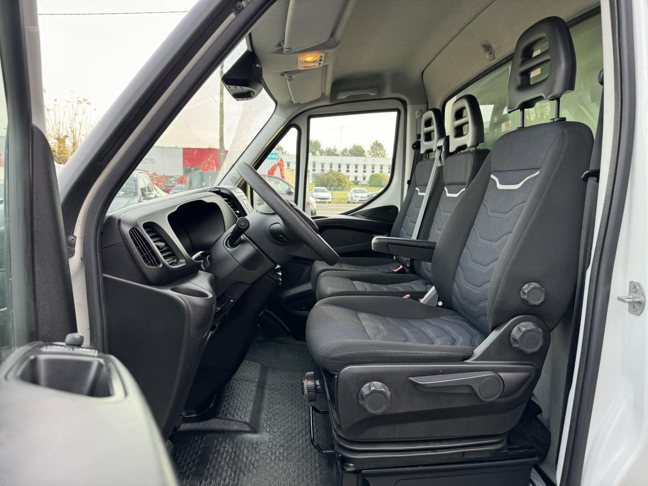 IVECO Daily 35 C 16H3.0 - BV Hi-Matic (Quad-Tor) CHASSIS CABINE 2014 35C/35S Chassis cabine 35 C Epmt.4.1 - الشاحنات الصغيرة صندوق مغلق: صور 5 IVECO Daily 35 C 16H3.0 - BV Hi-Matic (Quad-Tor) CHASSIS CABINE 2014 35C/35S Chassis cabine 35 C Epmt.4.1 - الشاحنات الصغيرة صندوق مغلق: صور 5