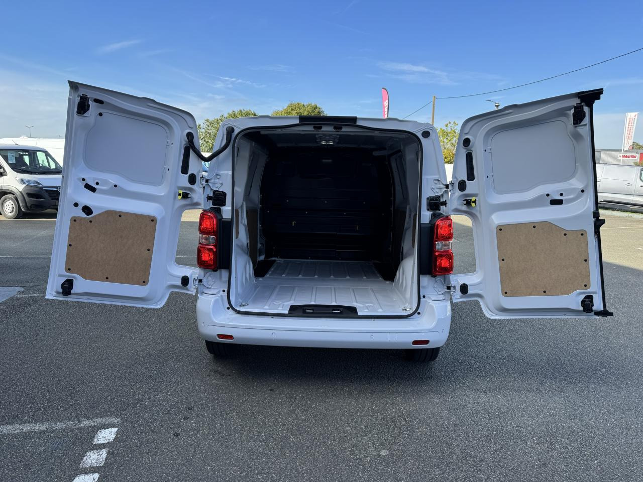 PEUGEOT Expert M 2.0 BlueHDi - 145 S&S - BV EAT8 III FOURGON Fourgon PHASE 2 - فان: صور 3 PEUGEOT Expert M 2.0 BlueHDi - 145 S&S - BV EAT8 III FOURGON Fourgon PHASE 2 - فان: صور 3