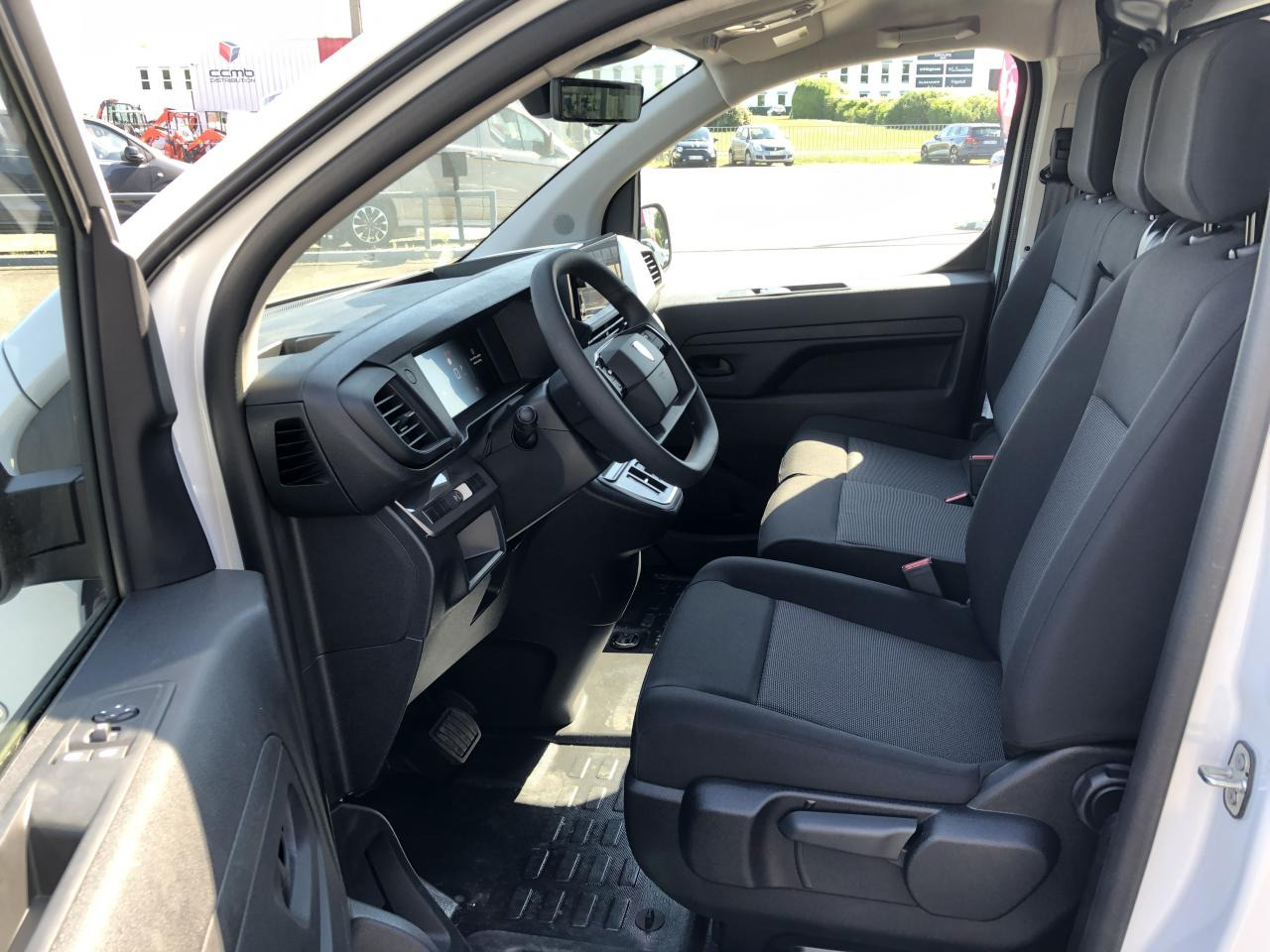 PEUGEOT Expert M 2.0 BlueHDi - 145 S&S - BV EAT8 III FOURGON Fourgon PHASE 2 - فان: صور 5 PEUGEOT Expert M 2.0 BlueHDi - 145 S&S - BV EAT8 III FOURGON Fourgon PHASE 2 - فان: صور 5