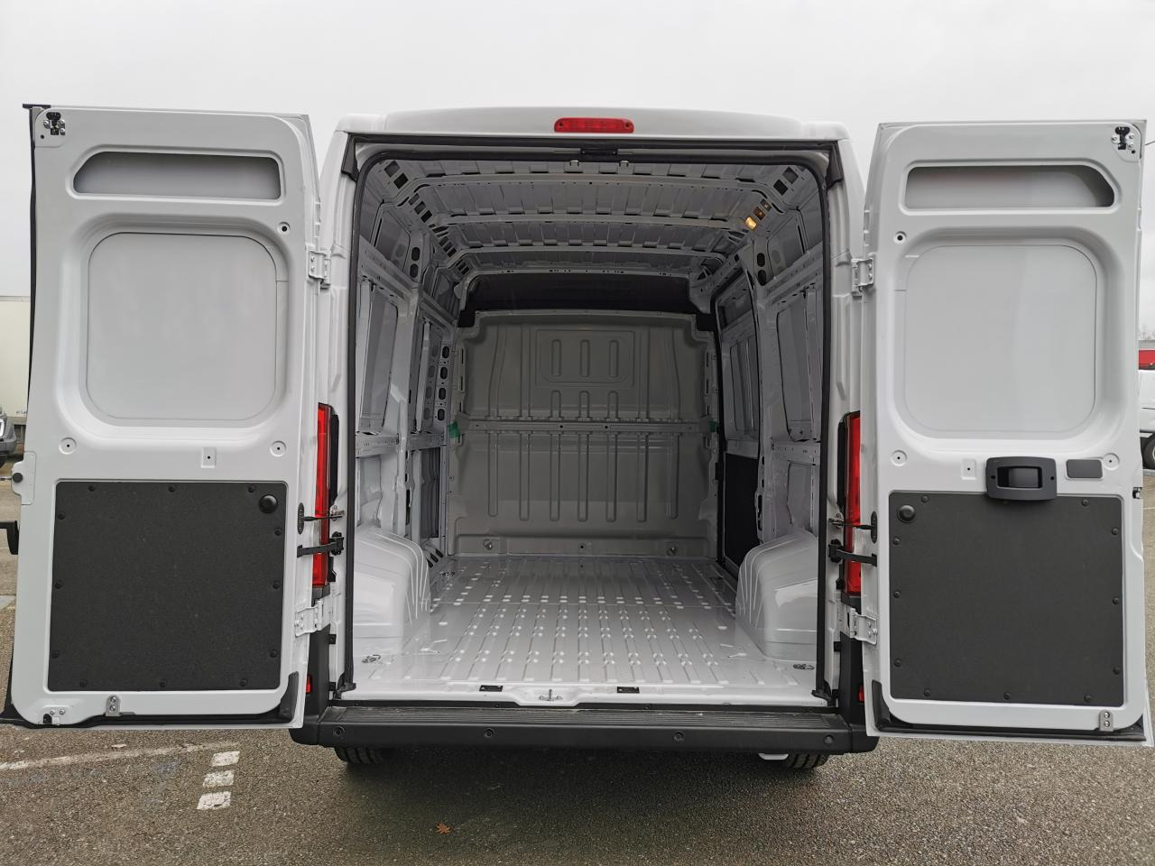 Peugeot Boxer 3.5t L2H2 2.2 HDi S&S Maxi - 140 III FOURGON TOLE Fourgon Tolé 435 L2H2 PHASE 3 - فان: صور 3 Peugeot Boxer 3.5t L2H2 2.2 HDi S&S Maxi - 140 III FOURGON TOLE Fourgon Tolé 435 L2H2 PHASE 3 - فان: صور 3