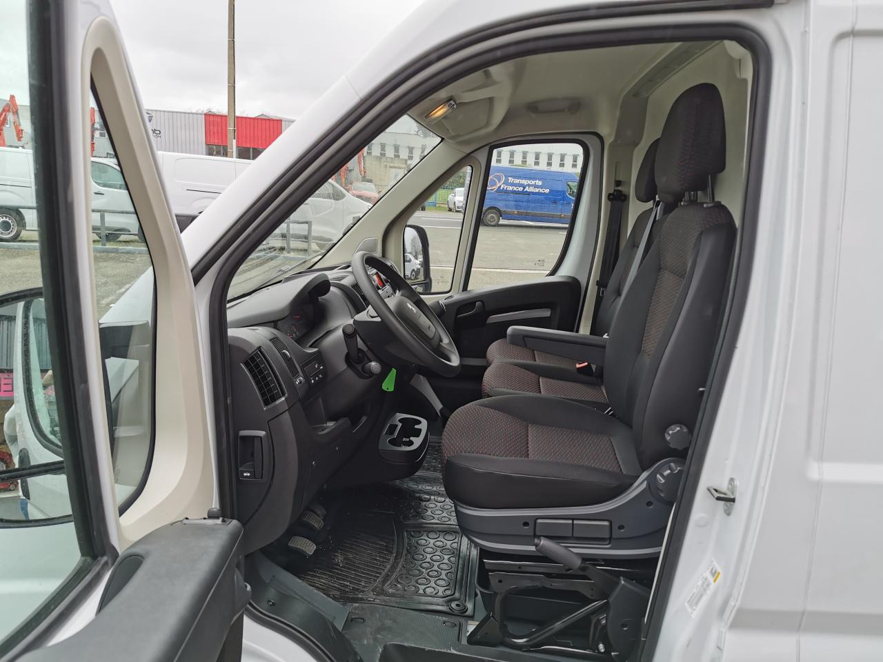 Peugeot Boxer 3.5t L2H2 2.2 HDi S&S Maxi - 140 III FOURGON TOLE Fourgon Tolé 435 L2H2 PHASE 3 - فان: صور 4 Peugeot Boxer 3.5t L2H2 2.2 HDi S&S Maxi - 140 III FOURGON TOLE Fourgon Tolé 435 L2H2 PHASE 3 - فان: صور 4