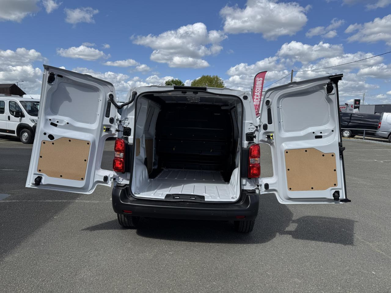 Peugeot Expert M 1.5 BlueHDi - 120 S&S III FOURGON Fourgon PHASE 2 - فان: صور 3 Peugeot Expert M 1.5 BlueHDi - 120 S&S III FOURGON Fourgon PHASE 2 - فان: صور 3