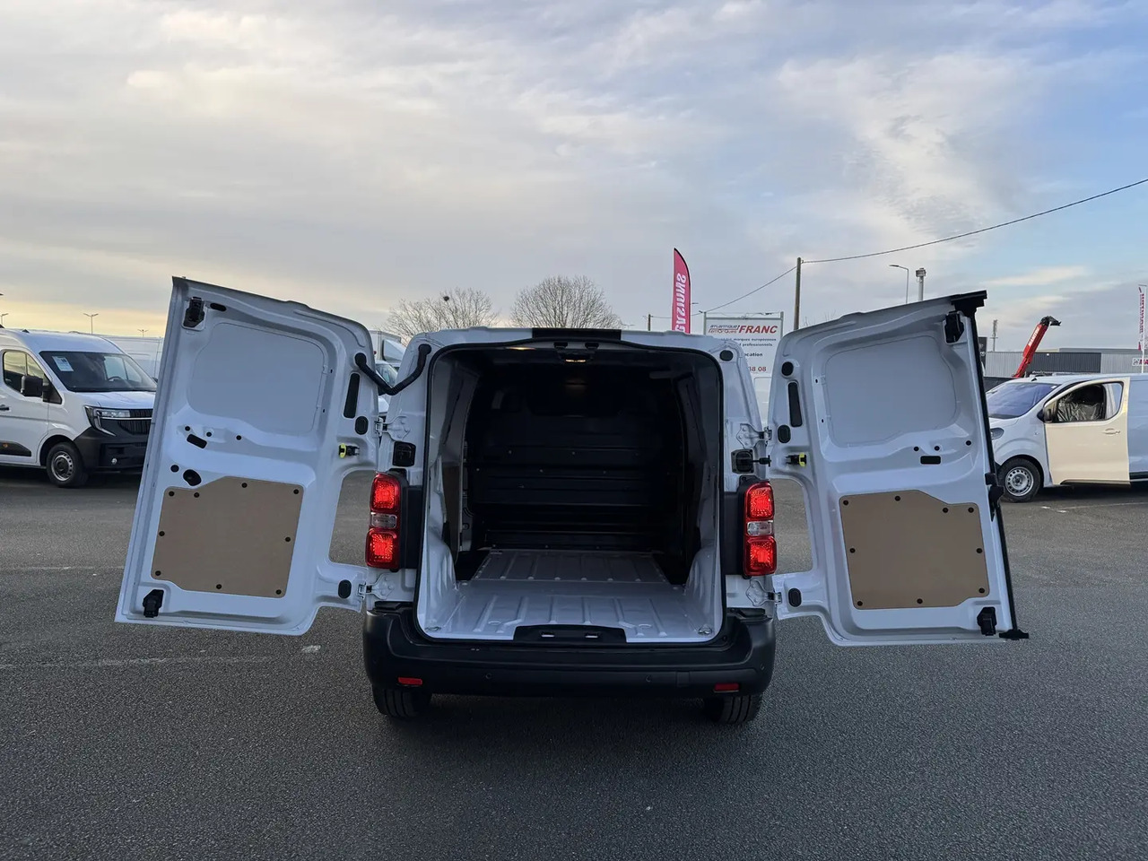 Peugeot Expert M 2.0 BLUEHDI 180CH S&S EAT8 - فان المدمجة: صور 2 Peugeot Expert M 2.0 BLUEHDI 180CH S&S EAT8 - فان المدمجة: صور 2