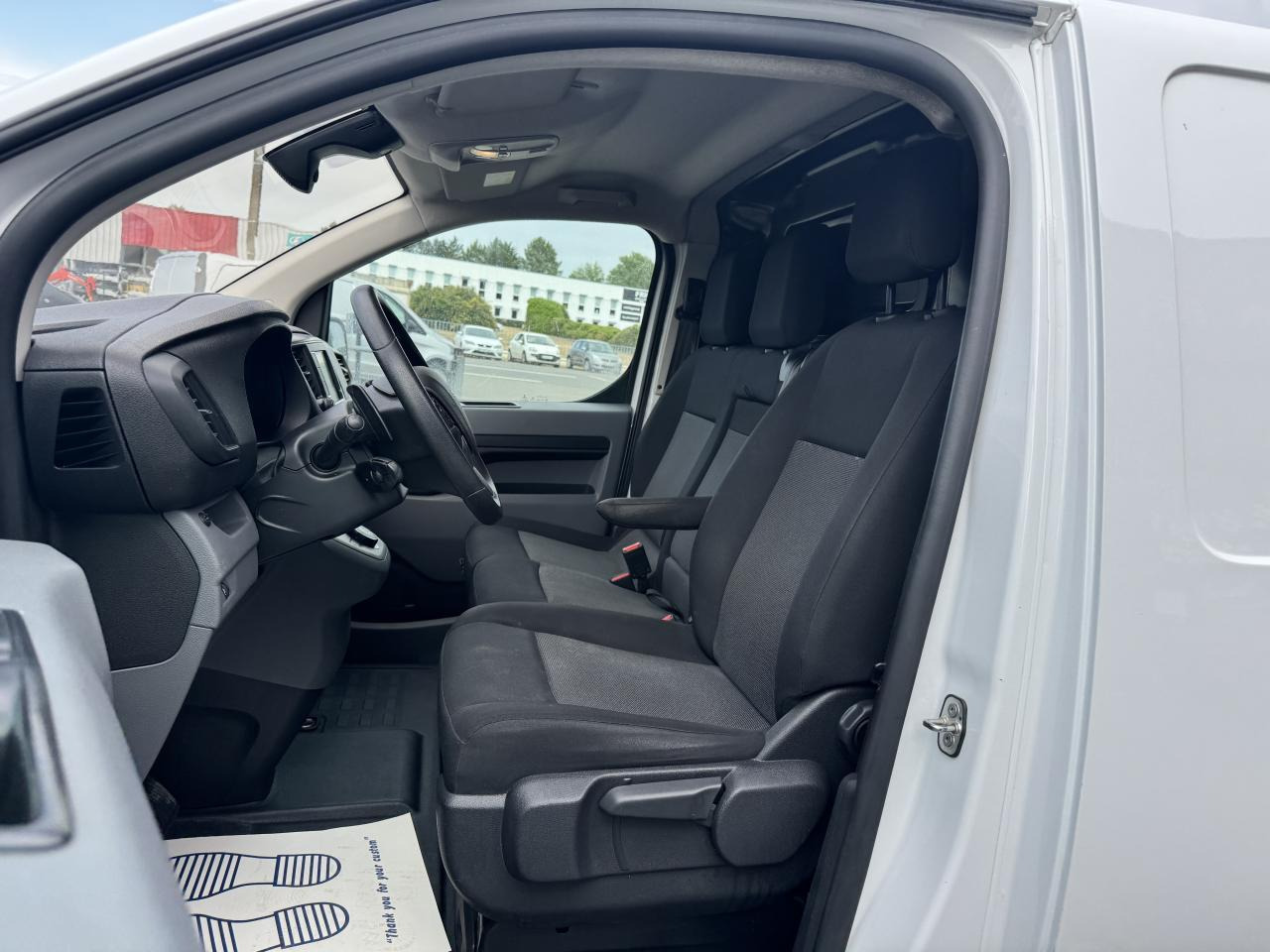 Peugeot Expert STANDARD 2.0 BLUEHDI 180CH S&S ASPHALT EAT8 - فان: صور 4 Peugeot Expert STANDARD 2.0 BLUEHDI 180CH S&S ASPHALT EAT8 - فان: صور 4