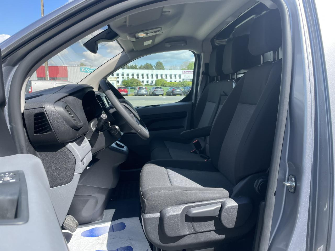 Peugeot Expert Standard 2.0 BlueHDI -180CH EAT8 ASPHALT - فان: صور 5 Peugeot Expert Standard 2.0 BlueHDI -180CH EAT8 ASPHALT - فان: صور 5