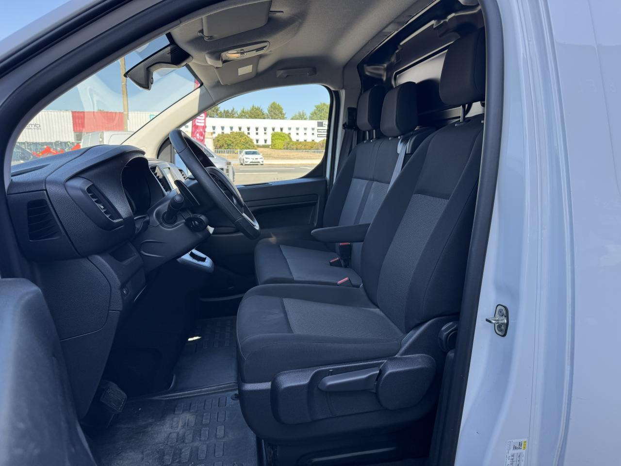 Peugeot Expert Standard 2.0 BlueHDi - 145 S&S - BV EAT8 III FOURGON Fourgon Asphalt PHASE 1 - فان: صور 4 Peugeot Expert Standard 2.0 BlueHDi - 145 S&S - BV EAT8 III FOURGON Fourgon Asphalt PHASE 1 - فان: صور 4