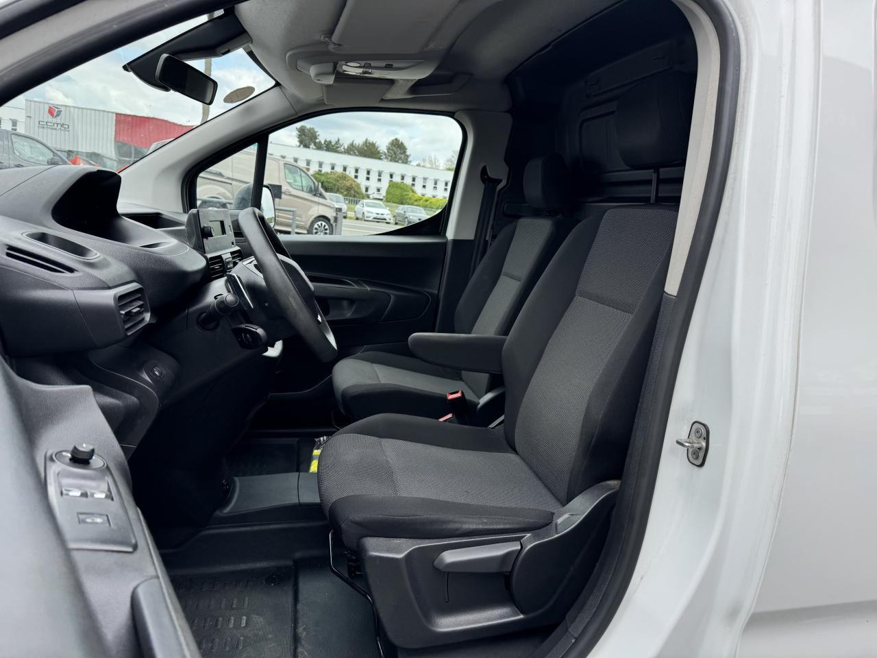 Peugeot Partner PEUGEOT M 650 KG 1.5 HDI 130 CH EAT-8 2 PL PREMIUM - فان المدمجة: صور 4 Peugeot Partner PEUGEOT M 650 KG 1.5 HDI 130 CH EAT-8 2 PL PREMIUM - فان المدمجة: صور 4