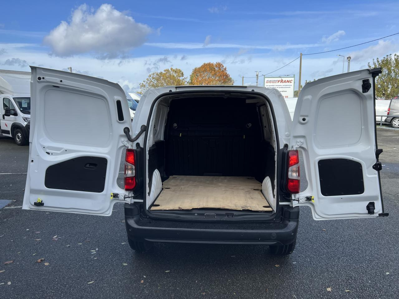 Peugeot Partner STANDARD 650KG BLUEHDI 130CH S&S ASPHALT EAT8 - فان المدمجة: صور 3 Peugeot Partner STANDARD 650KG BLUEHDI 130CH S&S ASPHALT EAT8 - فان المدمجة: صور 3
