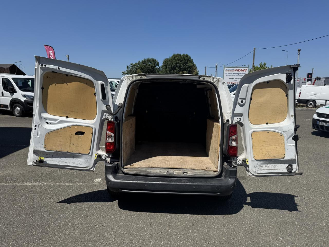 Peugeot Partner STANDARD 650KG BLUEHDI 130CH S&S ASPHALT EAT8 - فان المدمجة: صور 2 Peugeot Partner STANDARD 650KG BLUEHDI 130CH S&S ASPHALT EAT8 - فان المدمجة: صور 2