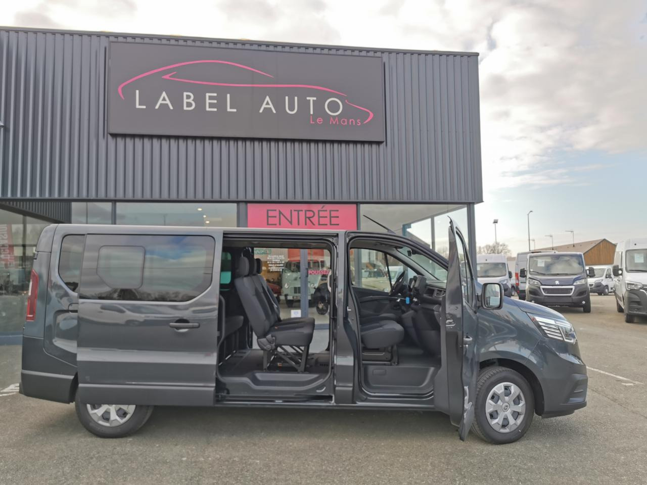 RENAULT Trafic L2 2.0 Energy dCi - 150 - S&S - BVA - 25 III COMBI Combi Grand Evolution L2H1 PHASE 3 - ميكروباص: صور 3 RENAULT Trafic L2 2.0 Energy dCi - 150 - S&S - BVA - 25 III COMBI Combi Grand Evolution L2H1 PHASE 3 - ميكروباص: صور 3