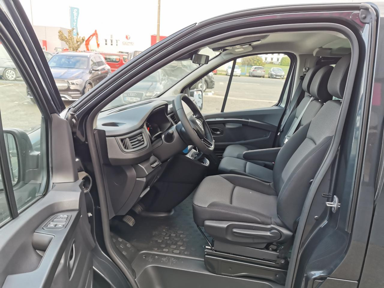 RENAULT Trafic L2 2.0 Energy dCi - 150 - S&S - BVA - 25 III COMBI Combi Grand Evolution L2H1 PHASE 3 - ميكروباص: صور 4 RENAULT Trafic L2 2.0 Energy dCi - 150 - S&S - BVA - 25 III COMBI Combi Grand Evolution L2H1 PHASE 3 - ميكروباص: صور 4