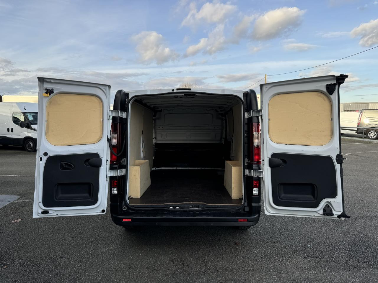 RENAULT Trafic L2H1 3000 Kg 2.0 Blue dCi - 130 III FOURGON Fourgon Grand Confort L2H1 PHASE 3 - فان: صور 3 RENAULT Trafic L2H1 3000 Kg 2.0 Blue dCi - 130 III FOURGON Fourgon Grand Confort L2H1 PHASE 3 - فان: صور 3