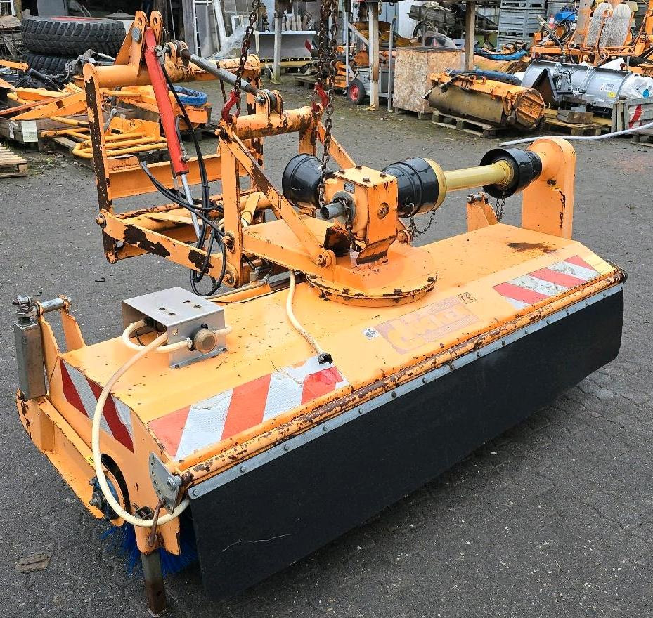 Dücker FKM 2200 Frontkehrmaschine Kehrmaschine Straßenkehrmaschine Kehrbesen für Unimog UGE UGN 405 427 424 U 300 400 500 - مكنسة: صور 2 Dücker FKM 2200 Frontkehrmaschine Kehrmaschine Straßenkehrmaschine Kehrbesen für Unimog UGE UGN 405 427 424 U 300 400 500 - مكنسة: صور 2