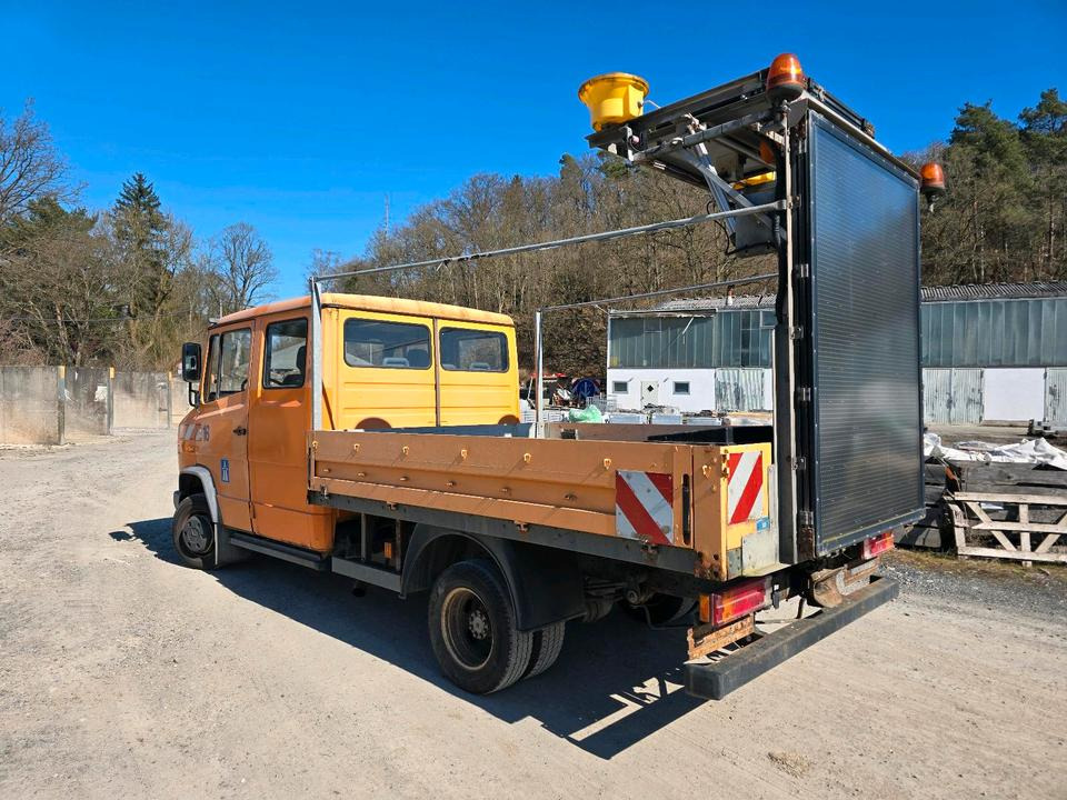 Mercedes-Benz Vario 614D Pritsche Doka 2002 Nissen VLT Verkehrsleittafel Absperrtafel LKW Vorwarntafel - شاحنات مسطحة: صور 4 Mercedes-Benz Vario 614D Pritsche Doka 2002 Nissen VLT Verkehrsleittafel Absperrtafel LKW Vorwarntafel - شاحنات مسطحة: صور 4