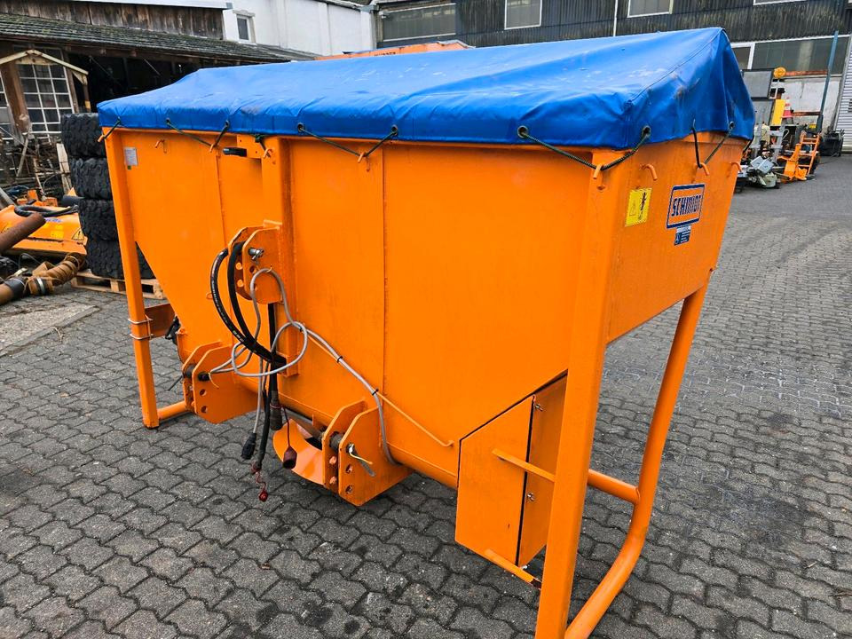 Neuwertiger Schmidt Straxos S18T 1,8m3 Salzstreuer Salzsilo Aufbaustreuer Winterdienst Streuautomat für Traktor Fendt Deutz John Deere - الرمال مفرشة: صور 5 Neuwertiger Schmidt Straxos S18T 1,8m3 Salzstreuer Salzsilo Aufbaustreuer Winterdienst Streuautomat für Traktor Fendt Deutz John Deere - الرمال مفرشة: صور 5
