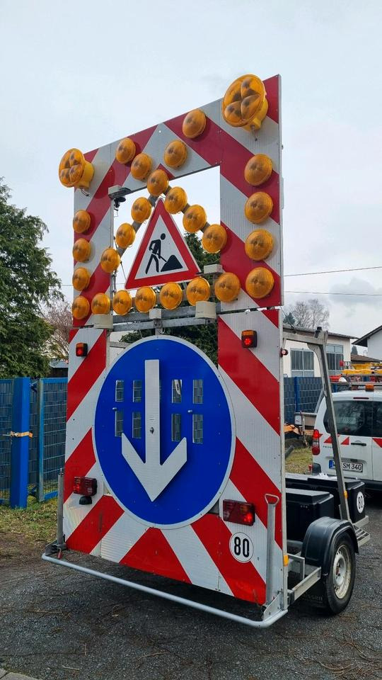 مقطورة Nissen LED Absperrtafel ABIS Dora Fat Fahrbare Verkehrsleittafel Verkehrsleitanhänger Verkehrssicherungsanhänger Leitanhänger Sperrwand: صور 9