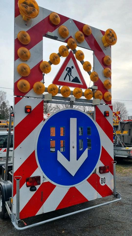 مقطورة Nissen LED Absperrtafel ABIS Dora Fat Fahrbare Verkehrsleittafel Verkehrsleitanhänger Verkehrssicherungsanhänger Leitanhänger Sperrwand: صور 11