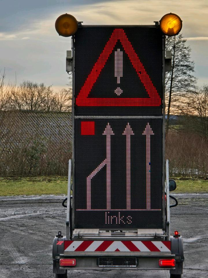 مقطورة Trebbiner 5-farbig Horizont VWT Verkehrsleittafel Verkehrswarnanhänger Verkehrsleitanhänger Verkehrssicherungsanhänger Nissen Absperrtafel: صور 6