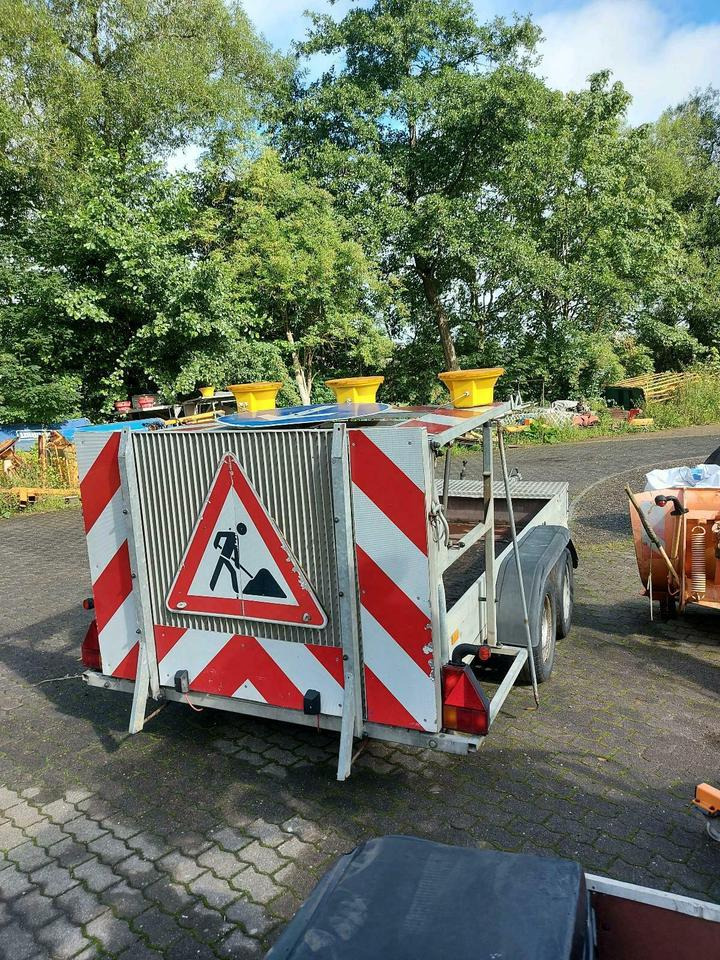 Trebbiner Absperrtafel vz615 Nissen Horizont Sperrwand Verkehrsle - مقطورة: صور 2 Trebbiner Absperrtafel vz615 Nissen Horizont Sperrwand Verkehrsle - مقطورة: صور 2