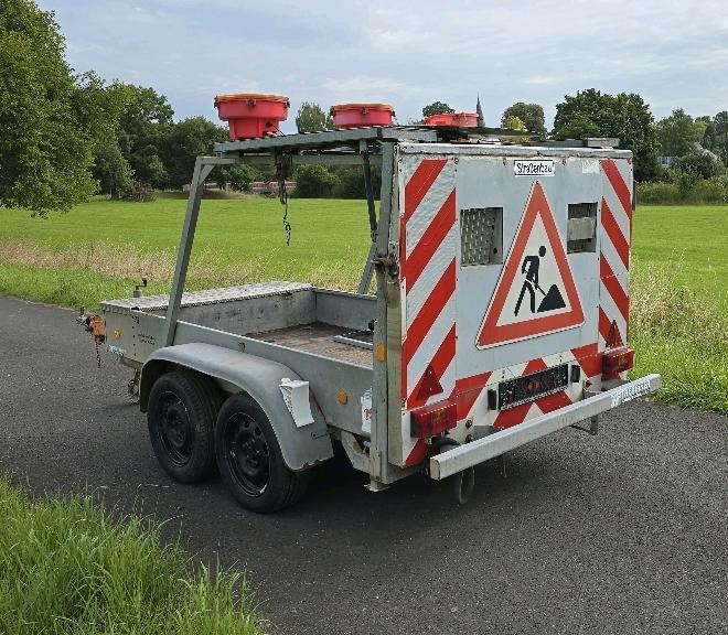 Trebbiner VZ 615 Absperrtafel FAT Nissen Horizont Verkehrsleittafel Verkehrsleitanhänger Verkehrssicherungsanhänger Leitanhänger - معدات البناء: صور 2 Trebbiner VZ 615 Absperrtafel FAT Nissen Horizont Verkehrsleittafel Verkehrsleitanhänger Verkehrssicherungsanhänger Leitanhänger - معدات البناء: صور 2