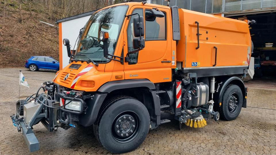 Unimog Kehrmaschine U400 405 Mercedes-Benz Hydrostat Wechsellenkung Variopilot - سياره كنس شوارع: صور 2 Unimog Kehrmaschine U400 405 Mercedes-Benz Hydrostat Wechsellenkung Variopilot - سياره كنس شوارع: صور 2