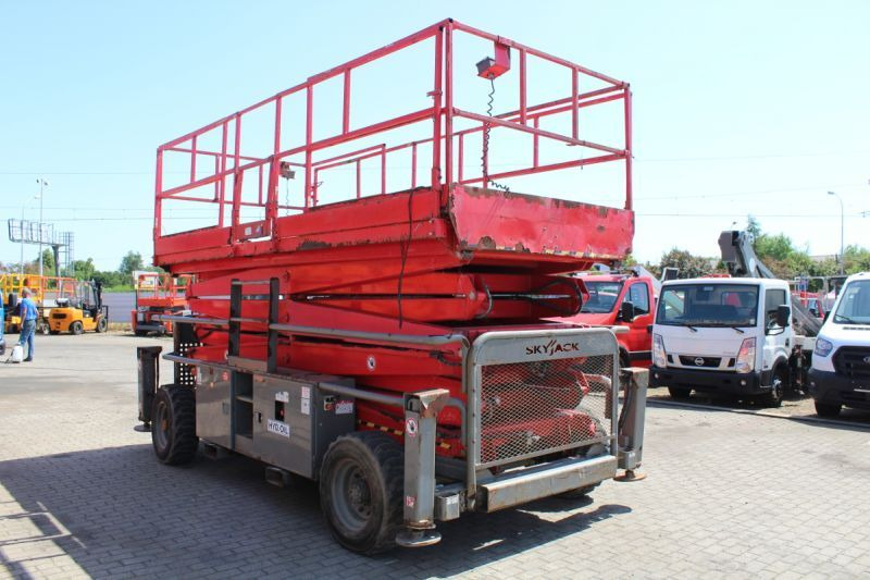 Podnośnik nożycowy 4x4 spalinowy 17 m Skyjack SJ9250 - رافعات مقصية: صور 4 Podnośnik nożycowy 4x4 spalinowy 17 m Skyjack SJ9250 - رافعات مقصية: صور 4