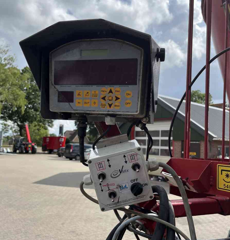آلة خلط وتوزيع الأعلاف BVL V-Mix 24-2S Voermengwagen voermachines: صور 6 آلة خلط وتوزيع الأعلاف BVL V-Mix 24-2S Voermengwagen voermachines: صور 6