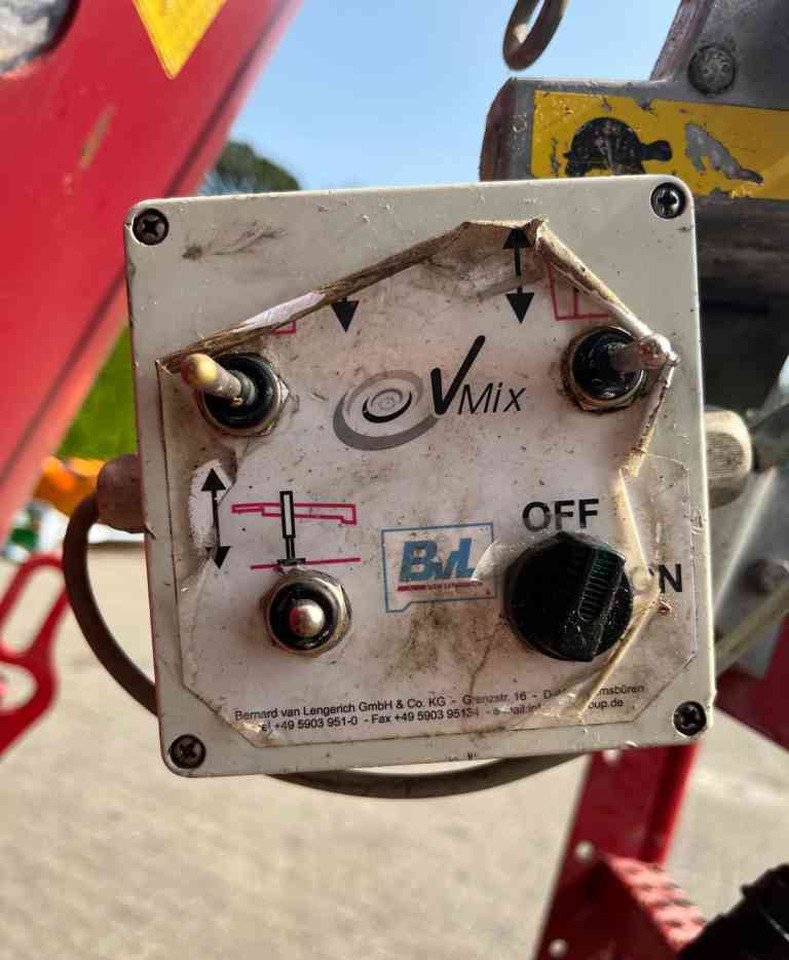آلة خلط وتوزيع الأعلاف BVL V-Mix 24-2S Voermengwagen voermachines: صور 8