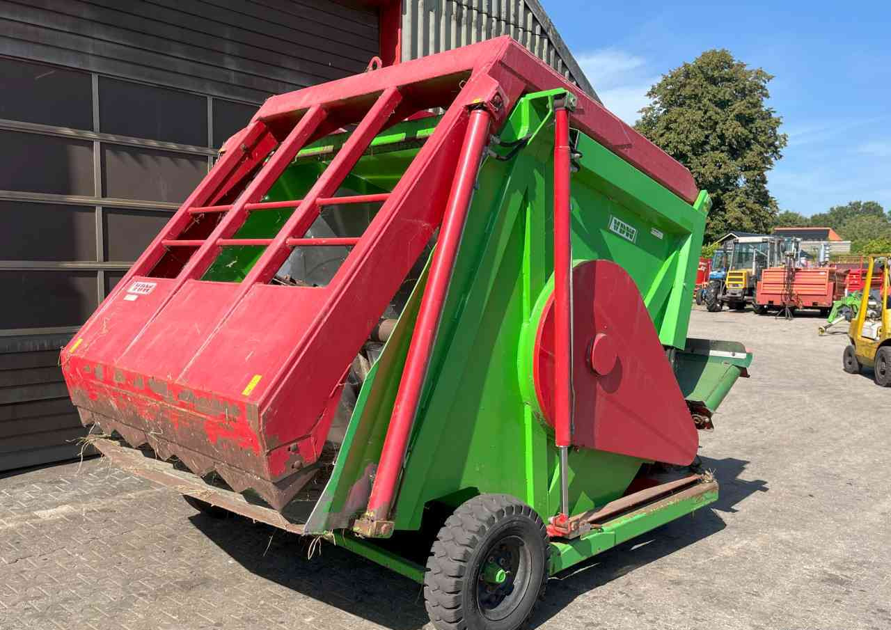 VDW UMD 5 Voermengwagen, peddelmenger, voerwagen, voermachines - آلة خلط وتوزيع الأعلاف: صور 4 VDW UMD 5 Voermengwagen, peddelmenger, voerwagen, voermachines - آلة خلط وتوزيع الأعلاف: صور 4