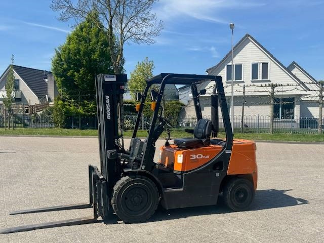 Doosan D30 Plus - رافعة شوكية ديزل: صور 1 Doosan D30 Plus - رافعة شوكية ديزل: صور 1