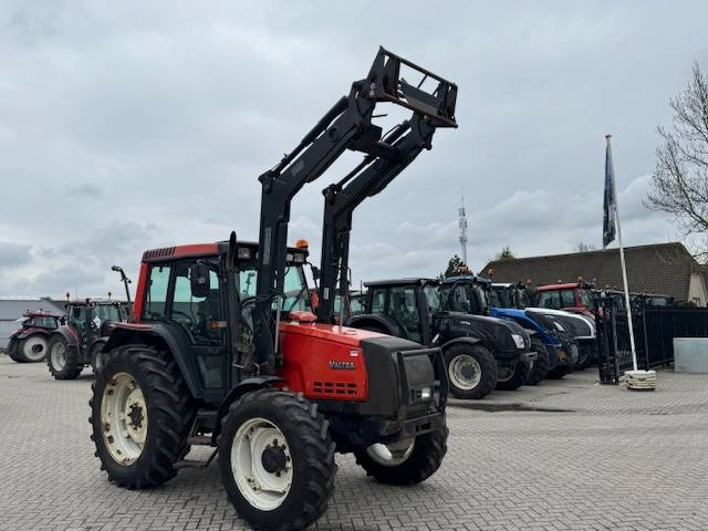 Valtra Valmet 6650 Hitech, voorlader, vloeistofkoppeling - جرار: صور 2 Valtra Valmet 6650 Hitech, voorlader, vloeistofkoppeling - جرار: صور 2