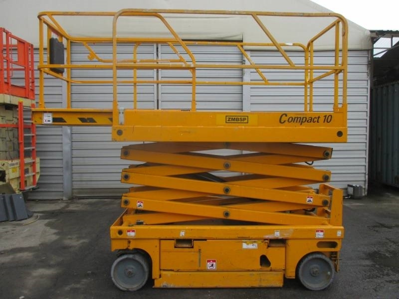 Haulotte Compact 10 - رافعات مقصية: صور 1 Haulotte Compact 10 - رافعات مقصية: صور 1