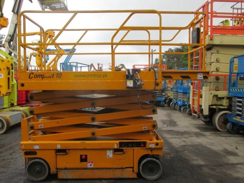 Haulotte Compact 10 - رافعات مقصية: صور 5 Haulotte Compact 10 - رافعات مقصية: صور 5