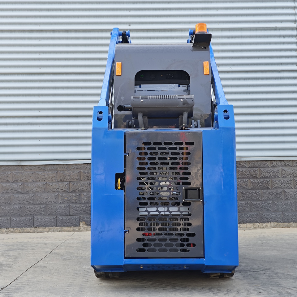 LEZUM LA670 Mini Small Skid Steer Loader Compact Track Diesel Mini Skid Steer Loader For Sale With Small Mini Skid Steer Attachments 4 In 1 Bucket - شيول صغير: صور 3 LEZUM LA670 Mini Small Skid Steer Loader Compact Track Diesel Mini Skid Steer Loader For Sale With Small Mini Skid Steer Attachments 4 In 1 Bucket - شيول صغير: صور 3