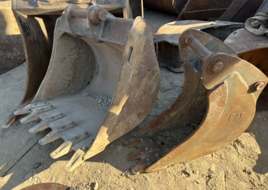 Godet attache caterpillar - بكت حفار: صور 2 Godet attache caterpillar - بكت حفار: صور 2