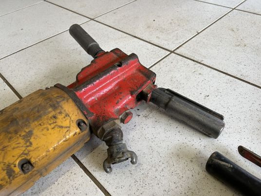 Marteau piqueur pneumatique Atlas copco - معدات البناء: صور 2 Marteau piqueur pneumatique Atlas copco - معدات البناء: صور 2