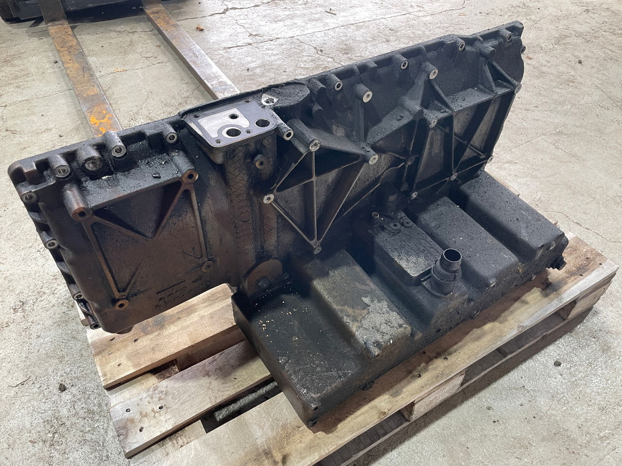 MAN Ölwanne MAN Motor D2066 D 2066HLA EEV Euro 6 LUH 52 LUH 50 - حوض الزيت - حافلة: صور 3 MAN Ölwanne MAN Motor D2066 D 2066HLA EEV Euro 6 LUH 52 LUH 50 - حوض الزيت - حافلة: صور 3