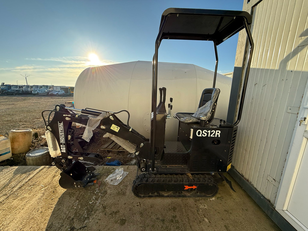MINIEXCAVATOR JPC H10 - حفارة مصغرة: صور 3 MINIEXCAVATOR JPC H10 - حفارة مصغرة: صور 3