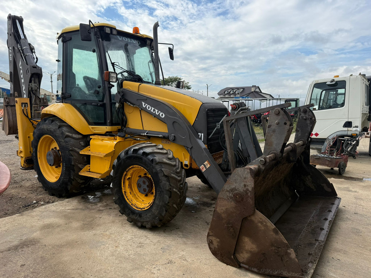 VOLVO BL71 Backhoe Loader - حفار متعدد الاستخدام: صور 1 VOLVO BL71 Backhoe Loader - حفار متعدد الاستخدام: صور 1