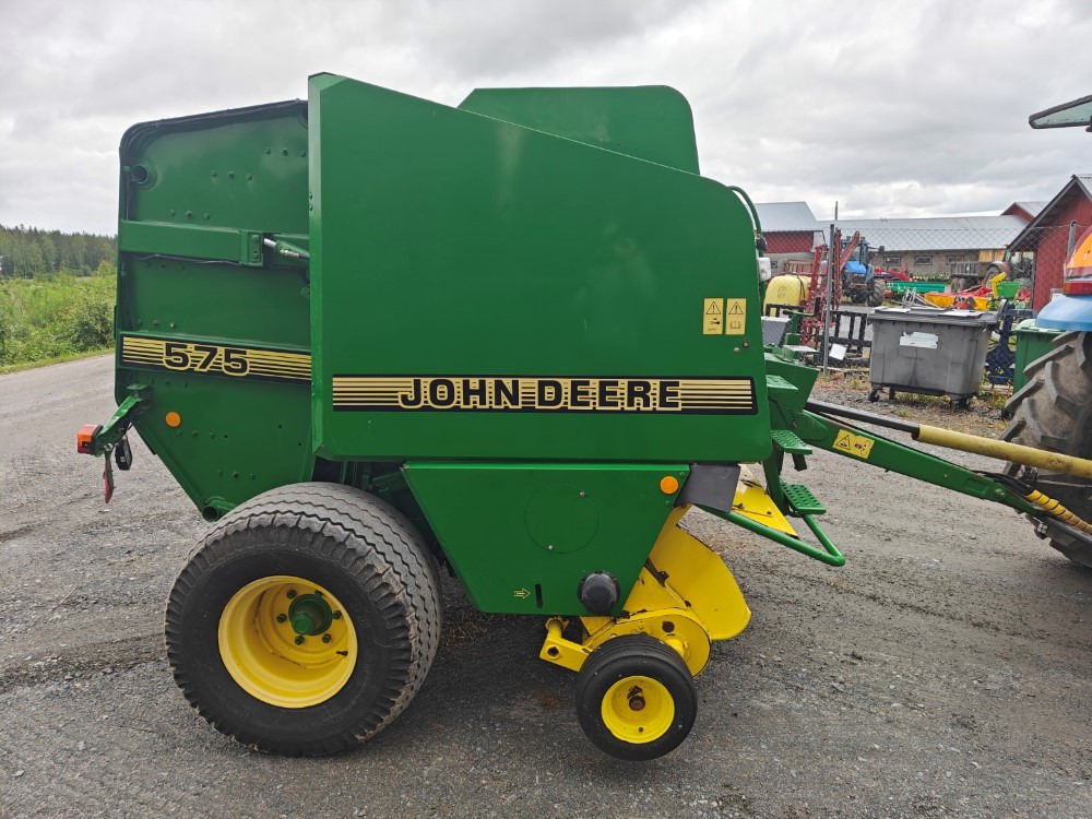 JOHN DEERE Pyöröpaalain 575 - حصادة شاملة: صور 4 JOHN DEERE Pyöröpaalain 575 - حصادة شاملة: صور 4