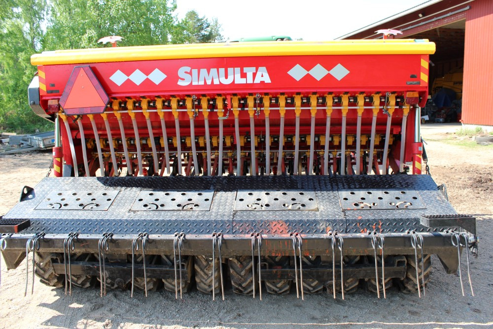 Junkkari Simulta 3000T - Siisti! Heinänsiemenlaite ja kiekkovantaat takana - الة بذر: صور 1 Junkkari Simulta 3000T - Siisti! Heinänsiemenlaite ja kiekkovantaat takana - الة بذر: صور 1