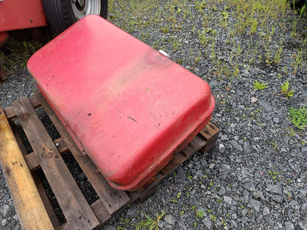 Sampo 410 polttoainetankki - خزان وقود - حصادة شاملة: صور 1 Sampo 410 polttoainetankki - خزان وقود - حصادة شاملة: صور 1