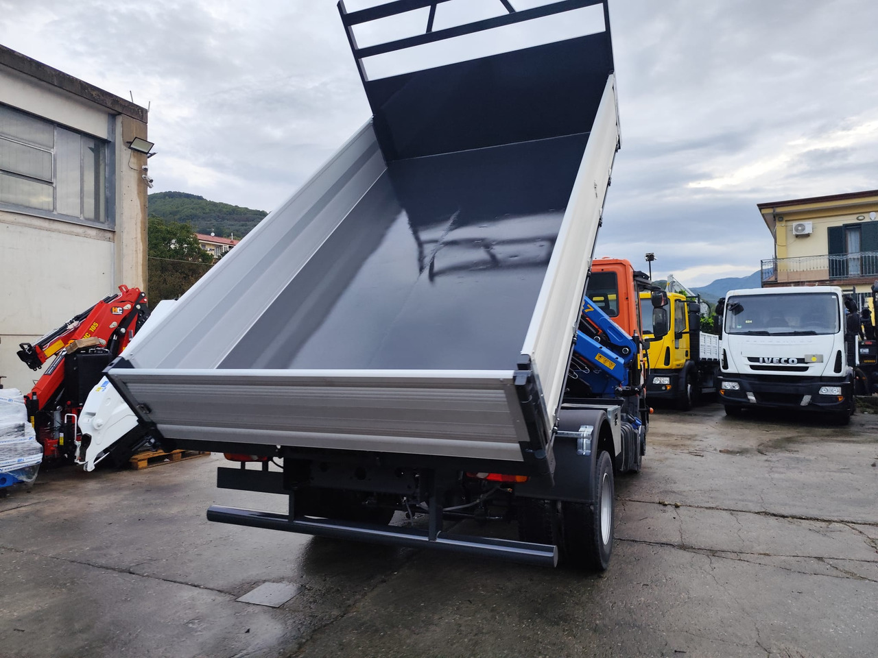 IVECO EUROCARGO 120-90L - شاحنة كرين: صور 2 IVECO EUROCARGO 120-90L - شاحنة كرين: صور 2